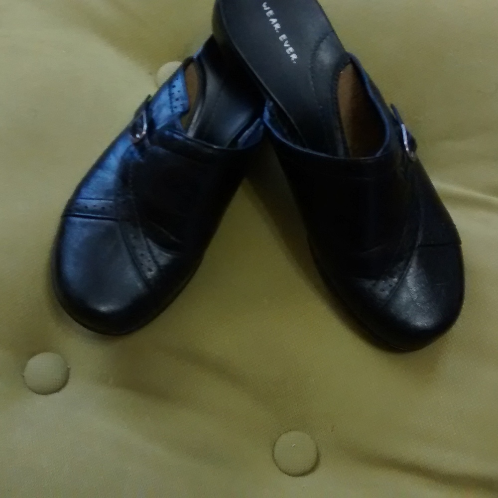 BLACK SLIP ON CLOGS